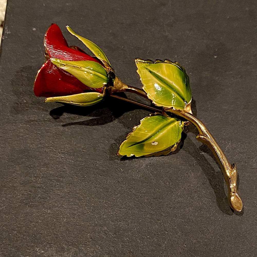 Giavanni Elegant Red Rose Brooch